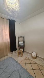 sala de estar con cama y techo en Tambarkiyt House Studio Appartement - Aourir Agadir en Agadir