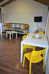 Μια τηλεόραση ή/και κέντρο ψυχαγωγίας στο Holiday Home Pod Liščím Kopcem 2-2 sauna by Interhome +14 φωτογραφίες