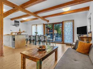 un soggiorno con un divano e un tavolo di Holiday Home Pod Liščím Kopcem 6-4 by Interhome a Horní Branná Altre 22 foto