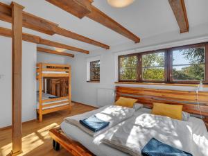 1 dormitorio con 2 camas en una habitación con ventanas en Holiday Home Pod Liščím Kopcem by Interhome, en Horní Branná