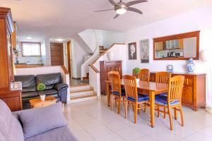una cucina e un soggiorno con tavolo e sedie di Parque Santiago II Villa 2 Tenerife Rental & Sales a Playa de las Americas