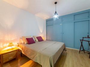 ein Schlafzimmer mit einem Bett, einem Tisch und einer Lampe in der Unterkunft Apartment Real - Puerto by Interhome in Almería