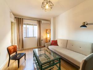 阿爾梅里亞的住宿－Apartment Real - Puerto by Interhome，带沙发和玻璃桌的客厅