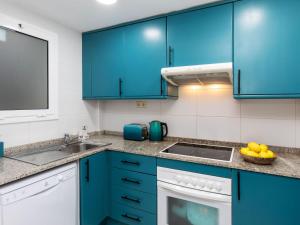 eine Küche mit blauen Schränken und einem Waschbecken in der Unterkunft Apartment Melucia by Interhome in Lloret de Mar