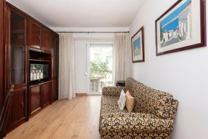 里斯本的住宿－Olivais Vintage by Homing，带沙发和窗户的客厅