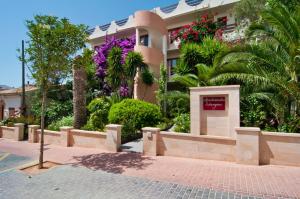 un edificio con una señal delante de él en Apartamentos Estanques en Colonia de Sant Jordi