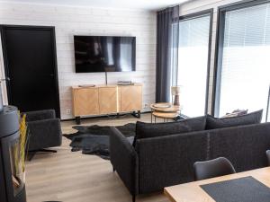 TV a/nebo společenská místnost v ubytování Holiday Home Saanan helmi by Interhome