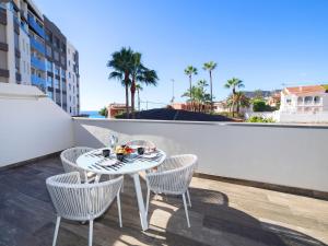 einen Tisch und Stühle auf einem Balkon mit Meerblick in der Unterkunft Apartment Isea Calpe-6 by Interhome in Calpe