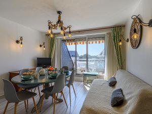 uma sala de estar com uma mesa e uma sala de jantar em Apartment Les Cardinaux by Interhome em Quiberon