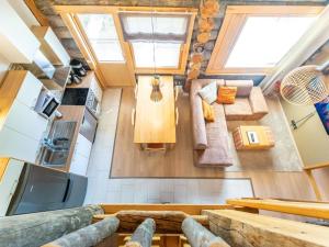 una pequeña casa con vistas a la sala de estar y a la cocina en Holiday Home Nilikuru f15 by Interhome, en Saariselkä