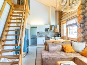 Una sala de estar con un sofá y una cocina. en Holiday Home Nilikuru f15 by Interhome, en Saariselkä