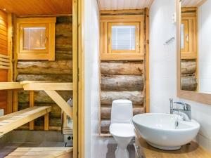 Un baño de Holiday Home Nilikuru f15 by Interhome