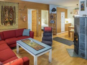 萨利色尔卡Holiday Home Moitakuru a10 by Interhome的客厅里有一张沙发和一张桌子。