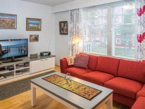 萨利色尔卡Holiday Home Moitakuru a10 by Interhome的客厅里有一张红色沙发和一台电视