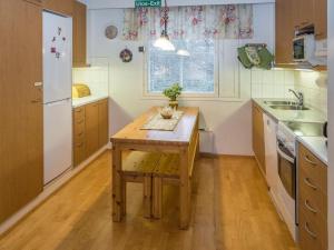 萨利色尔卡Holiday Home Moitakuru a10 by Interhome的小厨房配有木桌 更多17张照片