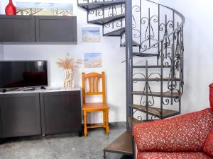 科尼爾－德拉弗龍特拉的住宿－Dúplex Goya céntrico familias y parejas，客厅设有螺旋楼梯和椅子