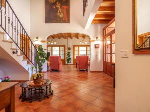 uma sala de estar com uma escada e cadeiras vermelhas em Villa Can Mestre by Interhome em Selva