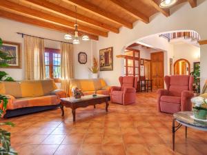 uma sala de estar com sofás e cadeiras e uma mesa em Villa Can Mestre by Interhome em Selva