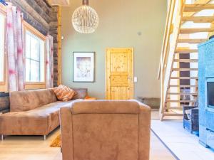 uma sala de estar com um sofá e uma escada em Holiday Home Nilikuru d10 by Interhome em Saariselka