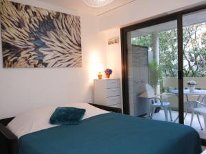- une chambre avec un lit, une table et une fenêtre dans l'établissement Apartment La Pomme de Pin by Interhome, à La Baule-les-Pins