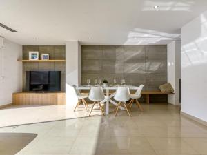 - une salle à manger avec une table et des chaises dans l'établissement Holiday Home Lizarran by Interhome, à Figueres