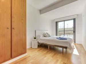 1 dormitorio con cama y ventana grande en Holiday Home Lizarran by Interhome, en Figueres