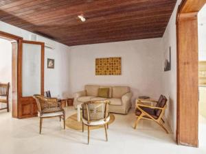 ein Wohnzimmer mit einem Sofa und Stühlen in der Unterkunft Holiday Home Padrina by Interhome in Artá