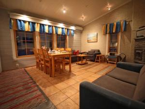 Posezení v ubytování Holiday Home Tunturituuli b by Interhome