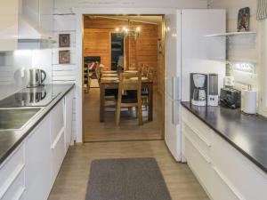 eine Küche mit einem Tisch und einem Esszimmer in der Unterkunft Holiday Home Vuolkuma a by Interhome in Saariselkä