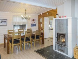 uma sala de jantar com uma mesa e uma lareira em Holiday Home Vuolkuma a by Interhome em Saariselka