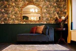 een kamer met een spiegel, een bank en een tafel bij Newly Renovated Cottage - Forest of Dean - Pet Friendly with Sauna in Coleford