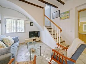 uma sala de estar com um sofá e uma escada em Holiday Home Germaine by Interhome em Xàbia