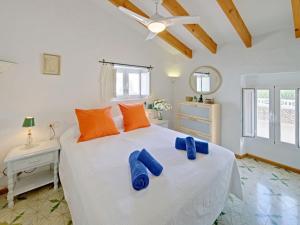 um quarto com uma grande cama branca com toalhas azuis em Holiday Home Germaine by Interhome em Xàbia