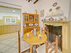 uma cozinha e sala de jantar com uma mesa e uma lareira em Holiday Home Germaine by Interhome em Xàbia