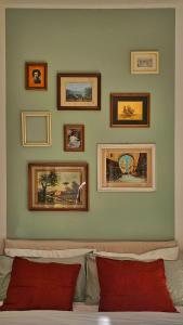 - un salon avec un mur orné de photos dans l'établissement Casa Verde, à Rome