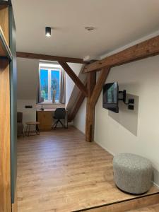 uma sala de estar com vigas de madeira e uma televisão em Hotel Gasthof Stieglers 