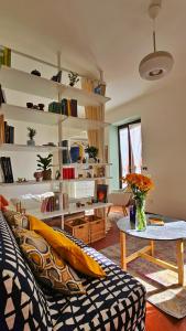 - un salon avec un canapé et une table dans l'établissement Casa Verde, à Rome