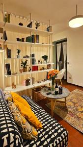 - un salon avec un canapé et une table dans l'établissement Casa Verde, à Rome