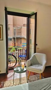 - un salon avec une chaise et une table dans l'établissement Casa Verde, à Rome
