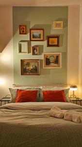 - une chambre avec un grand lit et des photos sur le mur dans l'établissement Casa Verde, à Rome