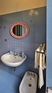 La salle de bains est pourvue d'un lavabo et d'un miroir. dans l'établissement Casa Verde, à Rome