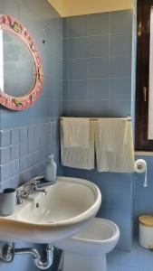La salle de bains est pourvue d'un lavabo, de toilettes et d'un miroir. dans l'établissement Casa Verde, à Rome