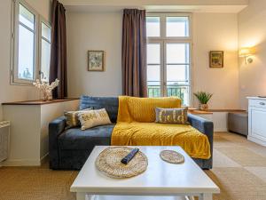 een woonkamer met een bank en een tafel bij Apartment Le Château de Kergonano-14 by Interhome in Baden