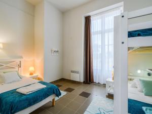 een slaapkamer met een stapelbed en een raam bij Apartment Le Château de Kergonano-9 by Interhome in Baden