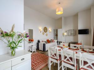 Il comprend une cuisine et un salon avec une table et des chaises. dans l'établissement Apartment Le Château de Kergonano-9 by Interhome, à Baden