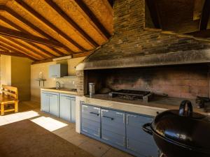 uma cozinha com armários azuis e uma parede de tijolos em Holiday Home Villa Krase by Interhome em Krnica