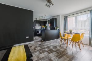 - une cuisine et une salle à manger avec une table et des chaises dans l'établissement RelaxingSleep Apartments, à Glasgow