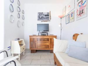 uma sala de estar com uma televisão e um sofá em Holiday Home Pisa 2 by Interhome em Torre Vado