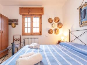 um quarto com uma cama azul com toalhas em Holiday Home Pisa 2 by Interhome em Torre Vado