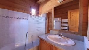 un baño con lavabo y espejo en Chalet MB, en Saint-Jean-dʼAulps 24 fotos más